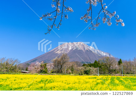 【日本百座名山】從羽谷望去的春天大山 鳥取縣西伯郡伯耆町16 【日本百座名山】從羽谷望去的春天大山 鳥取縣西伯郡伯耆町16 122527869