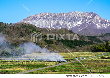 【日本百座名山】鳥取縣日野郡甲府町五宿、大山2號梯田春季焚燒 122527885