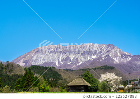 【日本百座名山】鳥取縣日野郡甲府町五鬼與大山2號春天的茅草屋 【日本百座名山】鳥取縣日野郡甲府町五鬼與大山2號春天的茅草屋 122527888