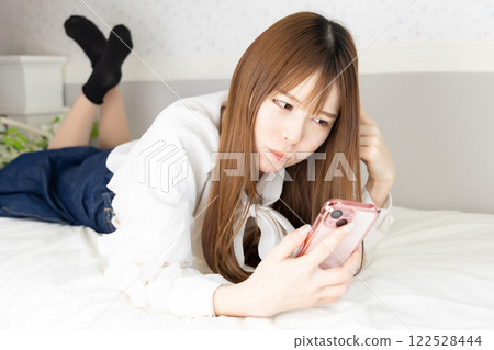 一個女人困擾著智能手機 一個女人困擾著智能手機 122528444