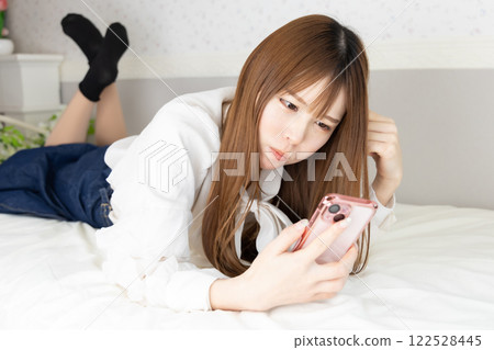 一個女人困擾著智能手機 一個女人困擾著智能手機 122528445