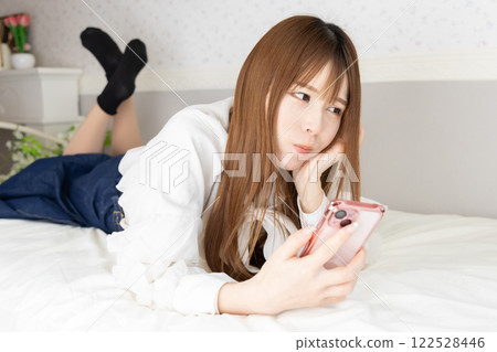 一個女人困擾著智能手機 一個女人困擾著智能手機 122528446