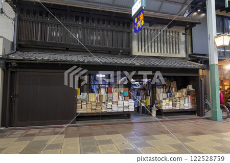 "Chikuhoshoro", a famous second-hand bookstore in the Teramachi Specialty Stores Shopping District, Kyoto (Shimohonnoji-mae-cho, Nakagyo-ku, Kyoto City) "Chikuhoshoro", a famous second-hand bookstore in the Teramachi Specialty Stores Shopping District, Kyoto (Shimohonnoji-mae-cho, Nakagyo-ku, Kyoto City) 122528759
