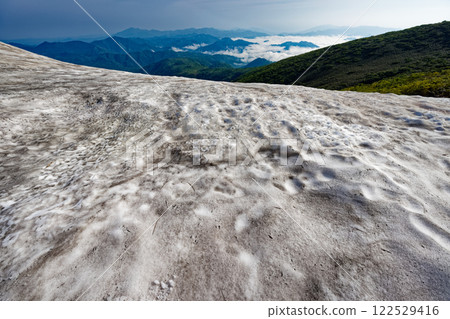 淺草山脊沿線的雪地和遠處的飯豐山脈 122529416