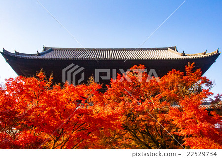 [Kyoto Scenery] Nanzenji Temple - Autumn leaves with a serene atmosphere 122529734