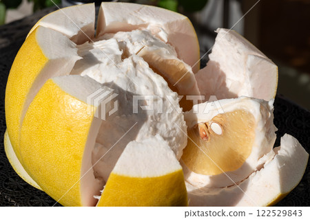 Close-up of the flesh and thick skin of a cut Banpeiyu 122529843