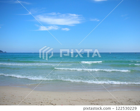 海南三亞衝向沙灘的海浪 122530229