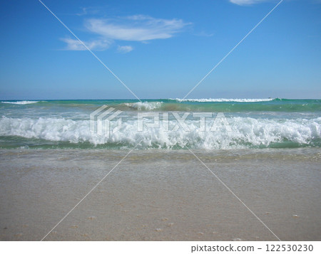 海南三亞衝向沙灘的海浪 122530230