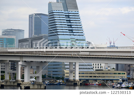 Yurikamome who runs the loop part of the Rainbow Bridge Yurikamome who runs the loop part of the Rainbow Bridge 122530313