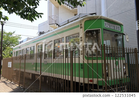 A streetcar that once ran through Ueno is preserved at the end of Shinobazu Pond. 122531045
