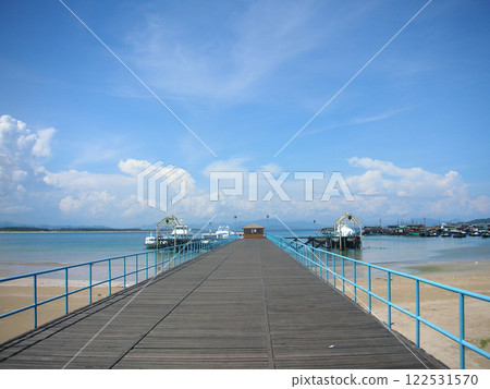 海南三亞平靜海景與木質棧橋 122531570