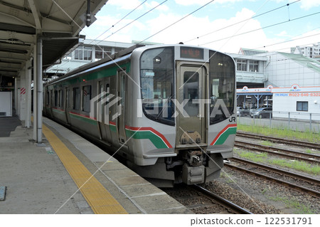 停靠山形站的仙山線E721系列列車 122531791