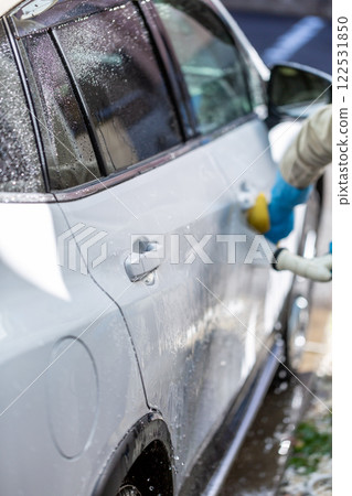 一名男子在自家停車場洗車 122531850
