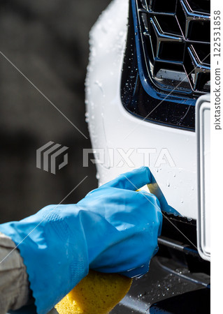 一名男子在自家停車場洗車 一名男子在自家停車場洗車 122531858