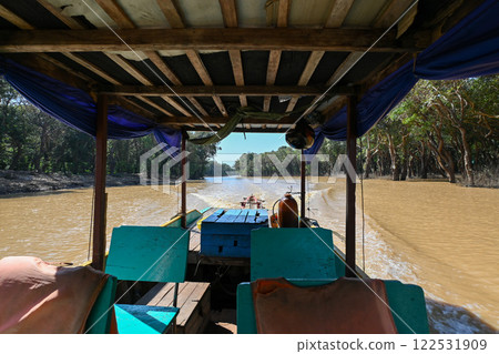 Tonle Sap Lake Floating Village Boat Cruise / Cambodia 122531909