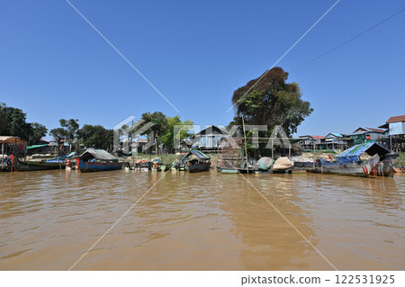 Tonle Sap Lake Floating Village Boat Cruise / Cambodia Tonle Sap Lake Floating Village Boat Cruise / Cambodia 122531925