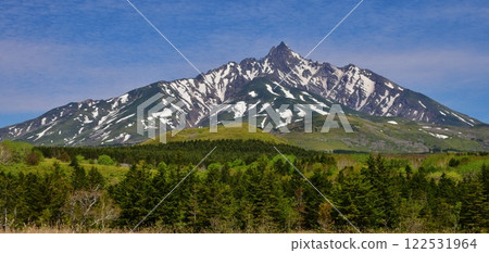 Mount Rishiri: The season of fresh greenery 122531964