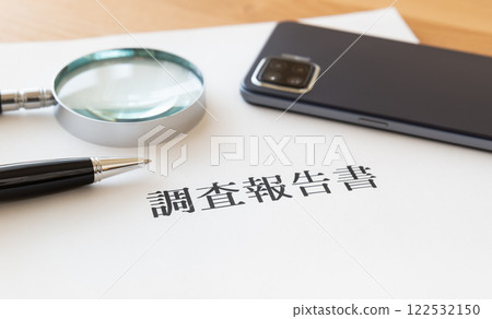Research report, magnifying glass and smartphone Report cover and magnifying glass Research report, magnifying glass and smartphone Report cover and magnifying glass 122532150
