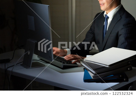 手頭加班的商人 122532324