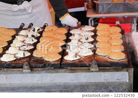 Steamed buns at a food stall 122532430