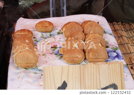 Steamed buns at a food stall 122532432