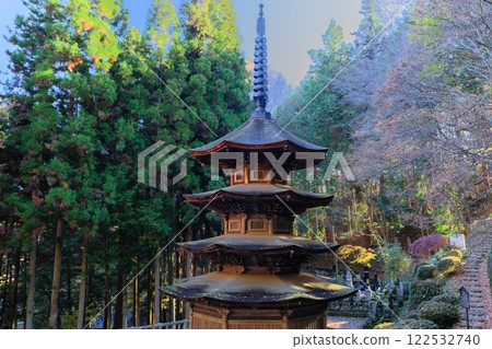 信州別所溫泉的秋天:安樂寺八角三重塔靜靜地矗立著 信州別所溫泉的秋天:安樂寺八角三重塔靜靜地矗立著 122532740