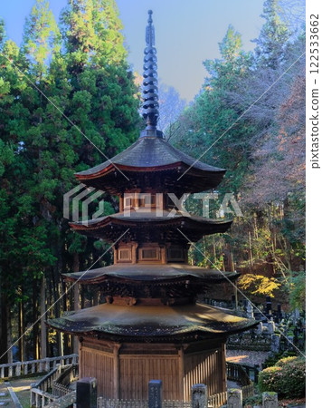 Autumn in Shinshu Bessho Onsen: The octagonal three-story pagoda of Anrakuji Temple stands in history 122533662