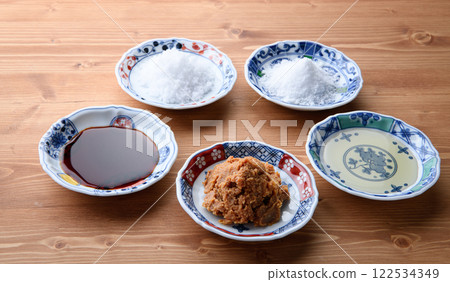 各種調味料（糖，鹽，醋，味噌，醬油）調味料“sashisuseso” 122534349