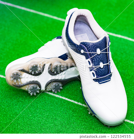 高爾夫球鞋的鞋釘很軟，抓地力很強。 122534555