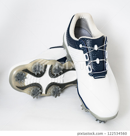 高爾夫球鞋的鞋釘很軟，抓地力很強。 122534560