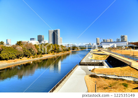 有明北橋 / 從東雲運河眺望有明臨海公園和木槍橋（東京都江東區） [2025.1] 122535149