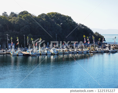 Scenery of Murotsu Fishing Port on New Year's Day 2025 - Tairyo-bata (fishing flags) Scenery of Murotsu Fishing Port on New Year's Day 2025 - Tairyo-bata (fishing flags) 122535227