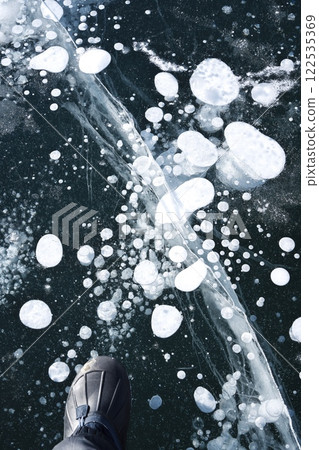 完全結冰的糠平湖上的冰泡和鞋子 122535369