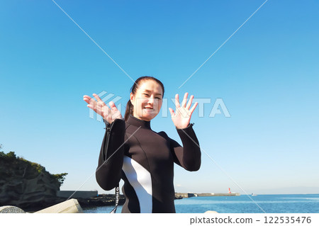 Senior women diving happy 122535476
