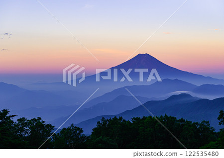 從山梨縣唐原山可欣賞到清晨富士山和山脈的壯麗景色 122535480