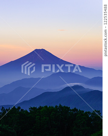 Spectacular early morning view of Mt. Fuji and the mountain ranges from Mt. Karagaharazuri in Yamanashi Prefecture Spectacular early morning view of Mt. Fuji and the mountain ranges from Mt. Karagaharazuri in Yamanashi Prefecture 122535488
