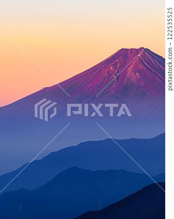 A spectacular view of the red Fuji and mountain ranges in summer (Mt. Karagaharazuri, Yamanashi Prefecture) A spectacular view of the red Fuji and mountain ranges in summer (Mt. Karagaharazuri, Yamanashi Prefecture) 122535525