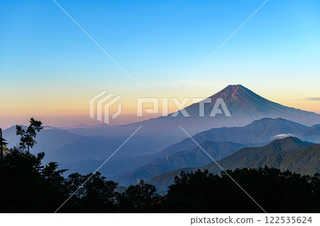 Morning sky, Mt. Fuji and mountain ranges (Mt. Karagaharazuri) 122535624