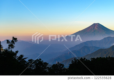 早晨的天空、富士山和山脈(唐原山) 早晨的天空、富士山和山脈(唐原山) 122535628