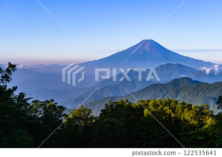 從山梨縣唐原山眺望富士山及其連峰（夏季） 122535641