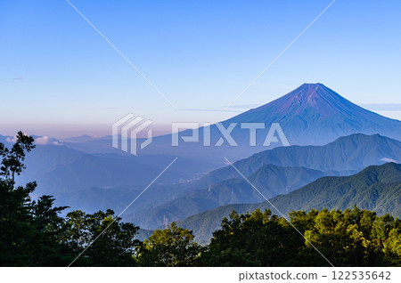 Mt. Fuji and the mountain ranges as seen from Mt. Karagaharazuri, Yamanashi Prefecture (summer) 122535642