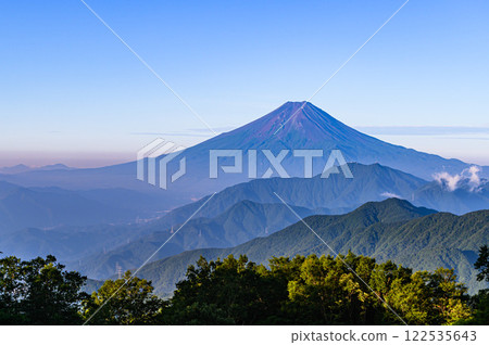 從山梨縣唐原山眺望富士山及其連峰（夏季） 122535643