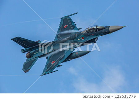 戰鬥機在天空中飛行 122535779