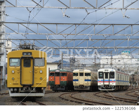 123 series, 115 series Shonan color/Setouchi color, and 105 series tricolor color lined up at Shimonoseki General Rolling Stock Depot 122536166