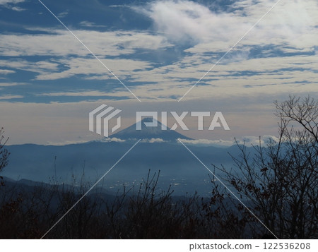 從山梨縣茅嶽山頂俯瞰富士山 從山梨縣茅嶽山頂俯瞰富士山 122536208