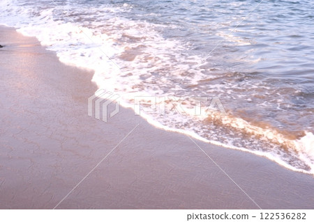 海浪衝擊著熱海的海灘 海浪衝擊著熱海的海灘 122536282