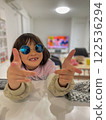 帶著太陽眼鏡的時髦女孩 122536294