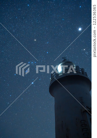滿天星斗的天空和燈塔 122536365