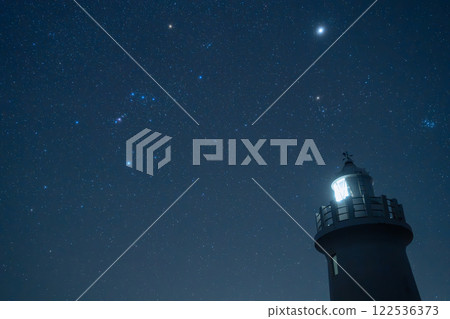 燈塔和滿天星斗的天空 燈塔和滿天星斗的天空 122536373