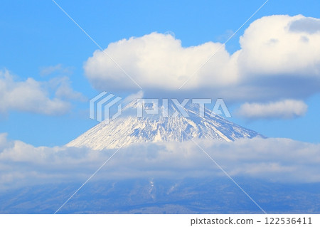 Mount Fuji seen through the clouds 122536411